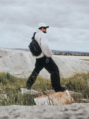 Alpaka | NWOT Metro Crossbody Left Shoulder Black Axoflux 210D Ripstop